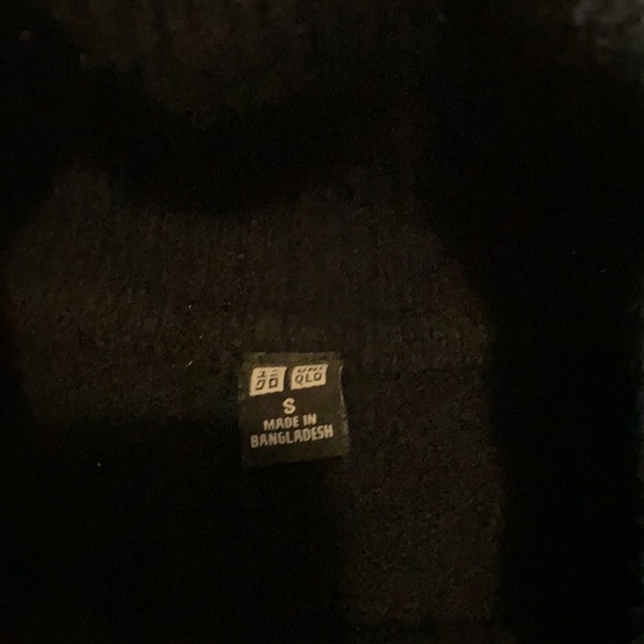 UNIQLO Turtle Neck - Picture 2 of 2